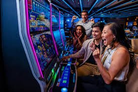 uuu88com Live Casino ဂိမ်းလော်ဘီတွင် professional dealer များနှင့် Baccarat ကစားနေပုံ